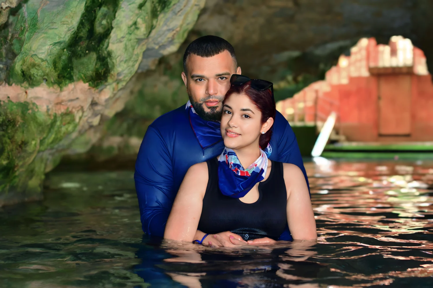 Ilsa y su esposo disfrutando juntos en el agua