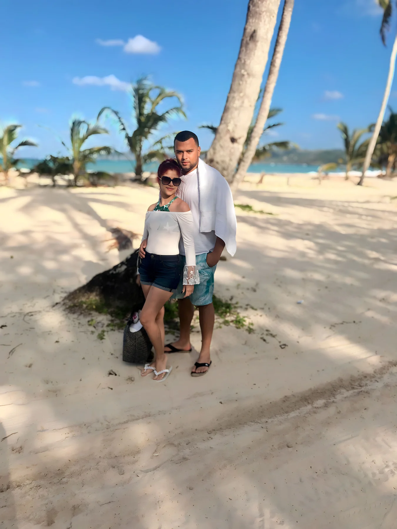 Ilsa con su esposo de viaje en la playa